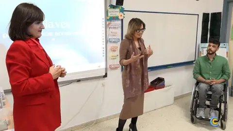 D&iacute;az visita el Taller de Crecimiento Personal y Social de La Palma