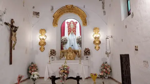 Ermita de la Virgen de la Coronada con un estandarte