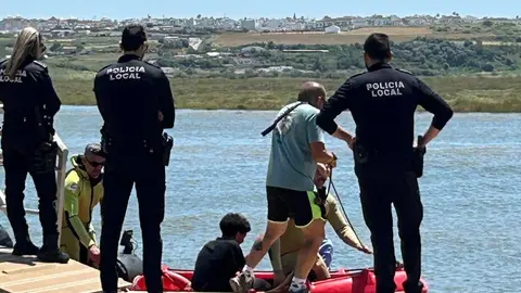 Rescate de dos menores atrapados en las marismas del r&iacute;o Tinto