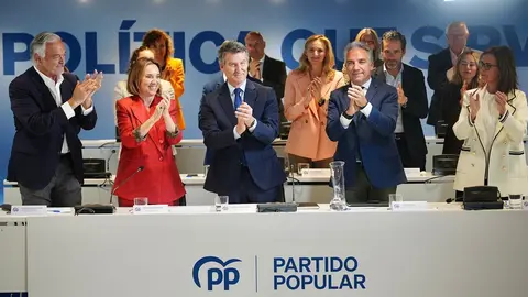 Aplausos tras la reuni&oacute;n del PP nacional