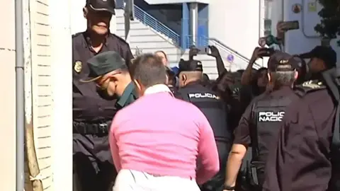 El detenido tras el atropello masivo rodeado de polic&iacute;as