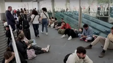 Pasajeros afectados por el apag&oacute;n en Atocha