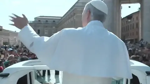 Le&oacute;n XIV llegando en el papam&oacute;vil a la misa pontificado. Fuente: RTVE
