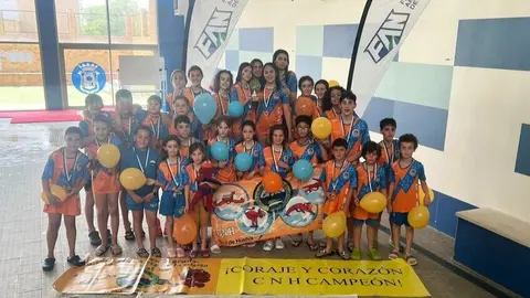 Equipo del Club Nataci&oacute;n de Huelva en el podium