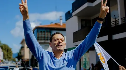 Luis Montenegro muestra el signo de la victoria