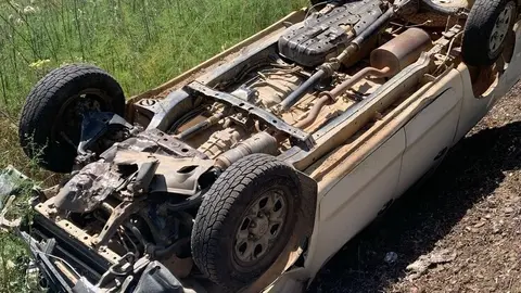 El coche volc&oacute; tras el accidente