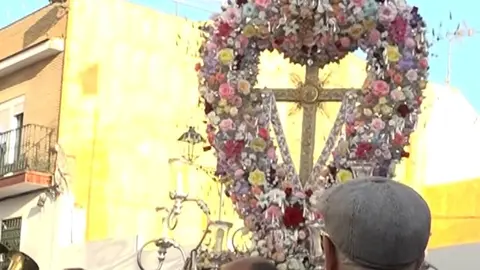 Macrosad con la Cruz de Romero de Bonares. Fuente: Condavisi&oacute;n