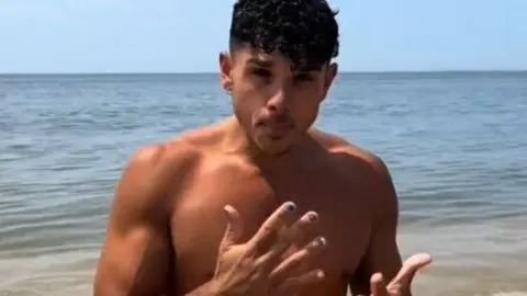 Agu Ortiz explicando 10 razones por la que las playas de Huelva son las mejores del mundo. Fuente: Agu Ortiz de Tiktok