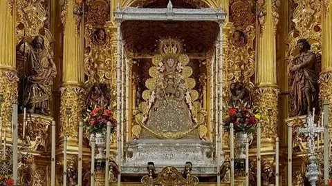 La Virgen del Roc&iacute;o entronizada en su paso. Fuente: Hermandad Matriz de Almonte