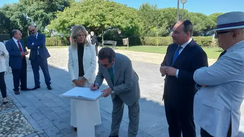 Jos&eacute; Su&aacute;rez, presidente del grupo Azahara, firmando