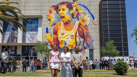 Carolina Mar&iacute;n, Pilar Miranda y Victor Konestilo junto al mural. Fuente: Ayto. Huelva