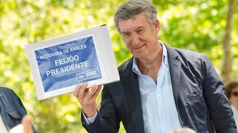 Feij&oacute;o muestra un cartel de recogida de avales