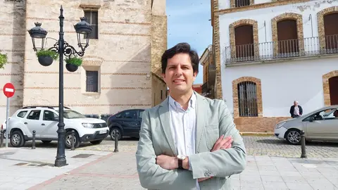 El alcalde de Cala&ntilde;as posa en el coraz&oacute;n de la localidad