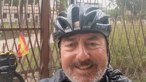 Juan Jos&eacute; Fern&aacute;ndez ha llegado a Par&iacute;s pedaleando desde Moguer