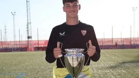 Ricardo Borrero con el trofeo del campeonato de Andaluc&iacute;a. Fuente: Ayto. Beas