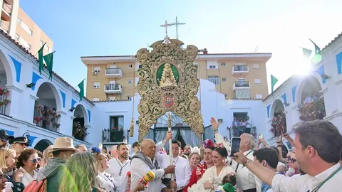 Simpecado de Huelva en su salida de la casa hermandad