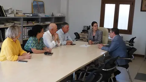 Reuni&oacute;n de la alcaldesa de Palos tras el ERE de Fertiberia. Fuente: Ayto. Palos