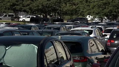 Varios coches aparcados en una zona de Huelva capital (Imagen/Teleonuba).