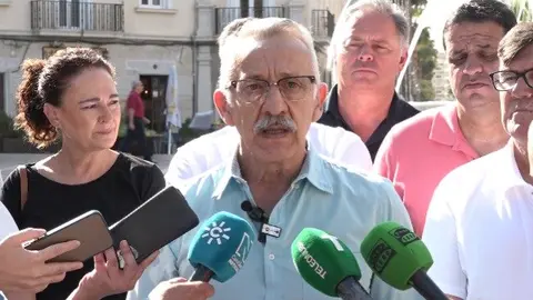 Garc&iacute;a rodeado de alcaldes socialistas en rueda de prensa