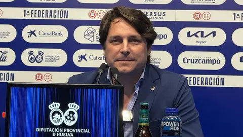 Adri&aacute;n Fern&aacute;ndez-Romero en rueda de prensa del Nuevo Colombino. Fuente: Carlos Mart&iacute;nez Brea.