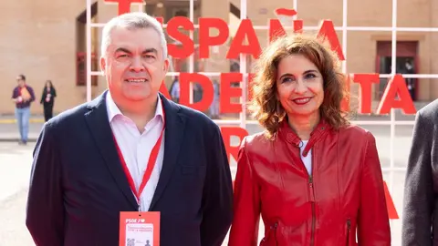 Maria Jes&uacute;s Montero, a la izquierda, junto a Santos Cerd&aacute;n, a la derecha, en Sevilla.
