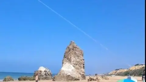 Misiles en la playa de Torre del Loro en Mazag&oacute;n. Fuente: Tiktok de CryslyPop