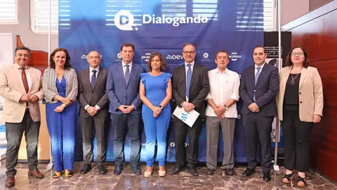 La consejera Catalina Garc&iacute;a Carrasco junto a los representantes de Moeve y otros responsables pol&iacute;ticos.