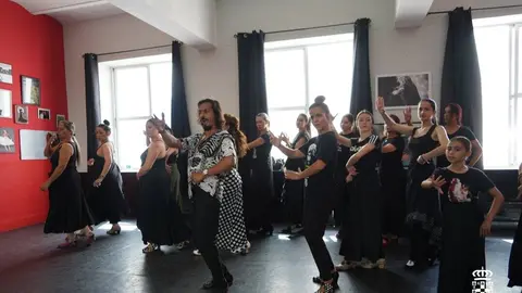 Farruquito dando una clase de flamenco en Moguer. Fuente: Ayto. Moguer