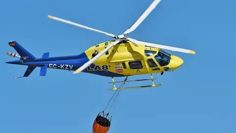 Helic&oacute;ptero del Infoca en plena intervenci&oacute;n
