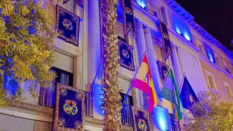 La fachada de la Diputaci&oacute;n de Huelva se suma a la noche azul. Fuente: Diputaci&oacute;n de Huelva
