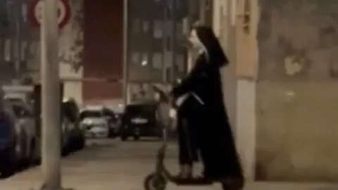 Hombre disfrazado de monja con un patinete. Fuente: Tiktok de @jesusrys_02