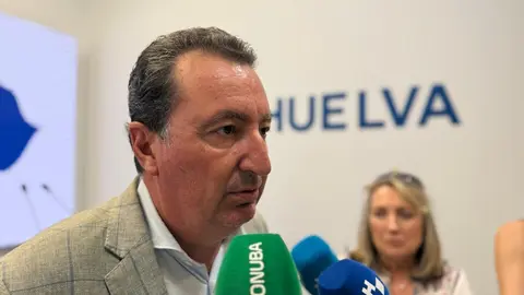 Manuel Andr&eacute;s Gonz&aacute;lez atiende a los medios de comunicaci&oacute;n. Fuente: Carlos Mart&iacute;nez Brea.