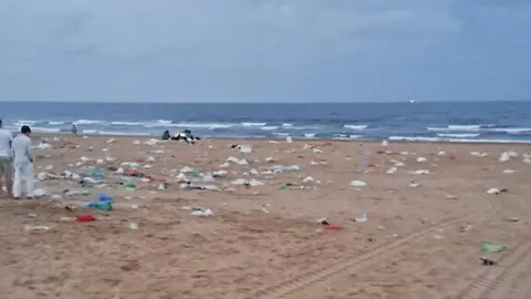 Limpieza en Punta Umbr&iacute;a tras las hogueras de San Juan. Fuente: Ayto. Punta Umbr&iacute;a