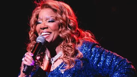Gloria Gaynor en pleno concierto