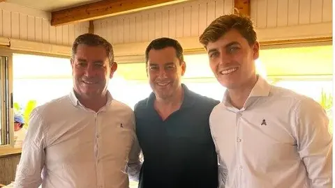 Juanma Moreno en el Chiringuito La Tortuga, La Antilla. Fuente: Instagram Chiringuito La Tortuga