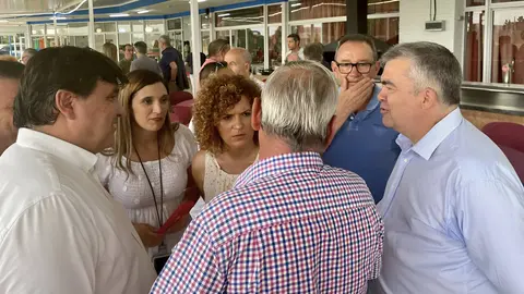 Gabriel Cruz (izquierda), participa en una charla con Mar&iacute;a M&aacute;rquez (centro-izquierda), Mar&iacute;a Eugenia Lim&oacute;n (centro derecha) y Santos Cerd&aacute;n (derecha) durante una reuni&oacute;n con el sector cineg&eacute;tico en Huelva. (Fotograf&iacute;a/PSOE).
