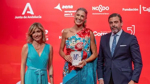 Laura S&aacute;nchez recibiendo el Premio Modelo. Fuente: Facebook Laura