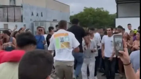 J&oacute;venes saltando la comba en Mazag&oacute;n tras acabar la fiesta. Fuente: Tiktok de Lydia Acosta