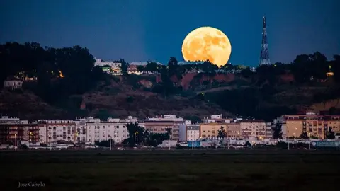 Luna llena sobre el Conquero. Fuente: X de Jos&eacute; Mar&iacute;a Cabello