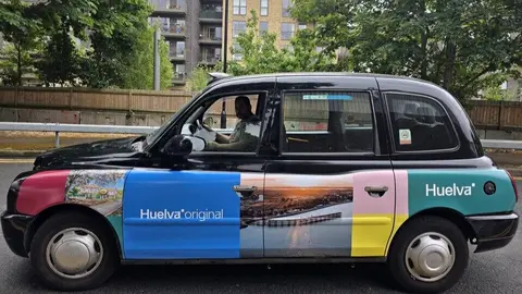 Exterior de un taxi de Londres con Huelva. Fuente: Ayto. Huelva