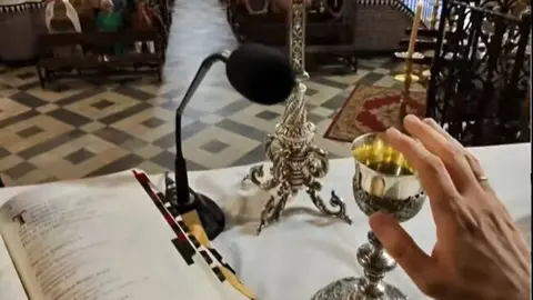 Francisco Javier dando la misa con las gafas inteligentes. Fuente: Tiktok de curata