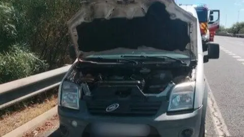 Incendio veh&iacute;culo en la A-49. Fuente: Sab Bomberos Huelva Provincia