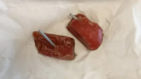 Salchichas con clavos met&aacute;licos
