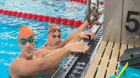Calentamiento de Agust&iacute;n y Samuel del Club Nataci&oacute;n de Huelva- Fuente: Club Nataci&oacute;n Huelva