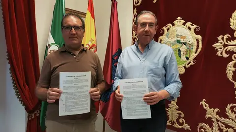El Ayuntamiento de Aracena y la Asociaci&oacute;n de Empresarios de Aracena (AEA) han firmado un convenio de colaboraci&oacute;n. Fuente: Ayto. Aracena