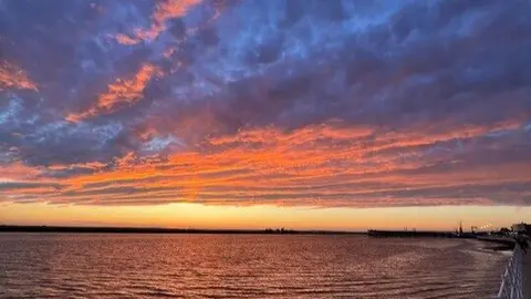 Atardecer en Huelva desde el Paseo de la R&iacute;a. Fuente: Francisco Miranda