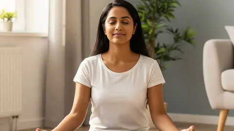 Mujer se relaja haciendo yoga en casa