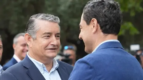 Sanz es saludado por Moreno
