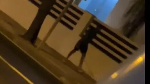 Un hombre portando un palo de larga dimensi&oacute;n. Fuente: Tiktok de Luis Amir