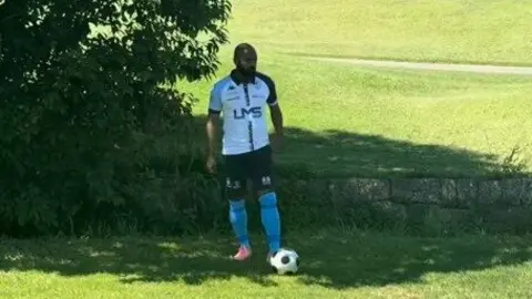 Sinama Pongolle, exjugador del Decano, jugando a futgolf. Fuente: Instagram Sinama